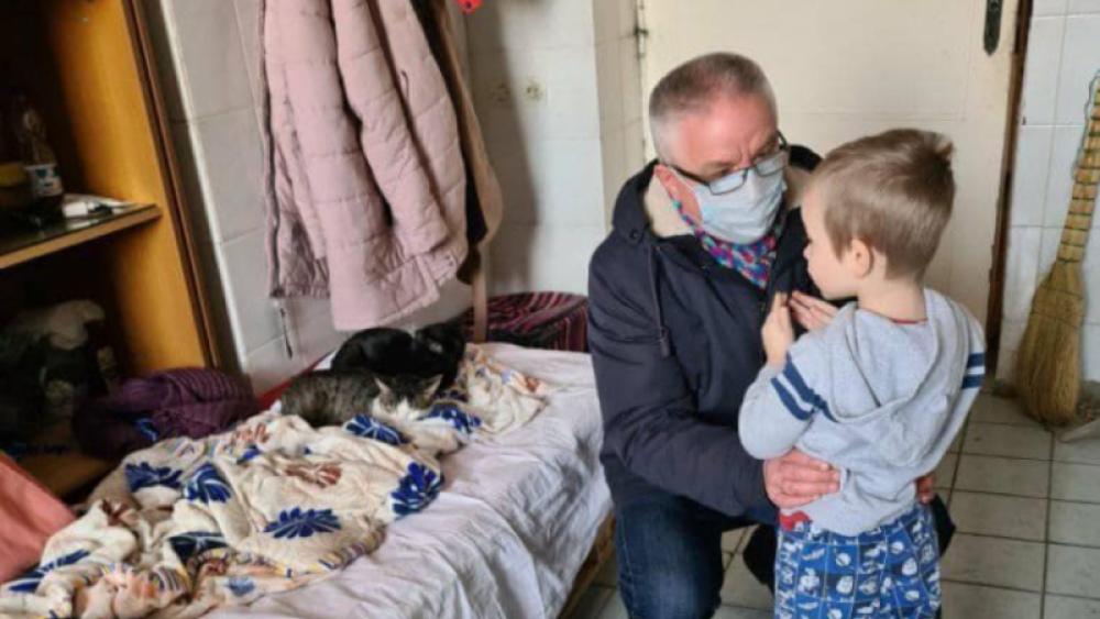 „Tu ești tatăl meu?” Întrebarea adresată unui oficial moldovean de un băieţel din Ucraina, refugiat împreună cu 11 pisici
